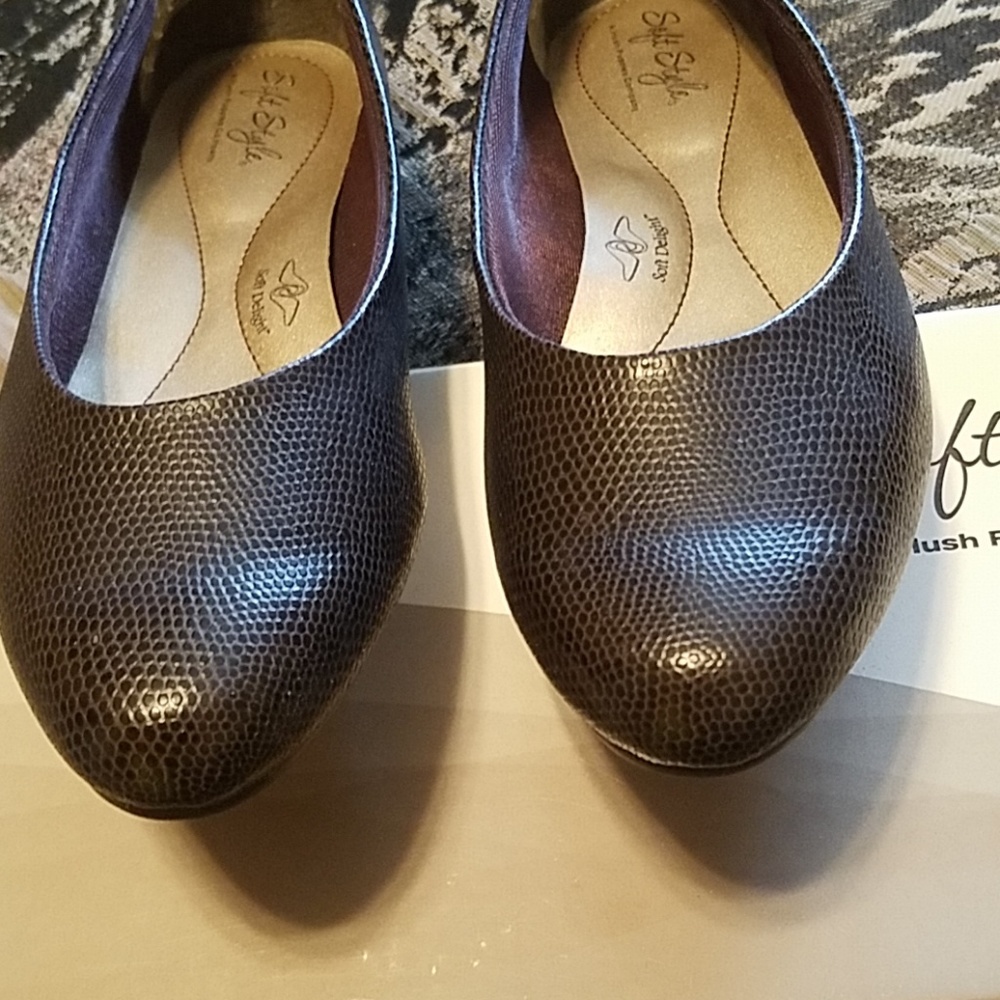 Soft Style Dark Brown lizard print shoes